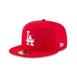 Gorro New Era color rojo con el logo de los Dodgers bordado en blanco en el frente y el logo de la MLB bordado en blanco en el lateral.