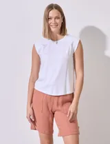 Remera blanca de modal, marca Tahari, con escote a la base, manga raglán y detalle de punto smock en los hombros.