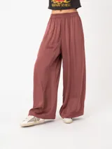 Pantalón negro de viscosa, corte ancho y cintura elastizada.