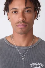 Collar de plata 925 con cadena de eslabones finos y dos dijes colgantes con forma de estrella irregular.