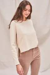 Remera de manga larga color terracota, con textura acanalada y cuello redondo.