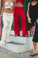 Pantalón rojo tejido en 100% algodón, con cintura ancha en rib con elástico interno y tiras regulables.