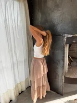 Musculosa corta blanca de algodón con cuello en V.