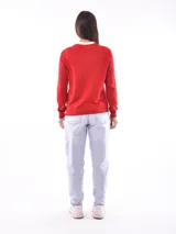 Saco tipo cárdigan negro con botones dorados, escote en V y mangas largas.