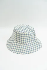 Gorro tipo bucket con estampado de cuadros vichy en tonos beige y azul.
