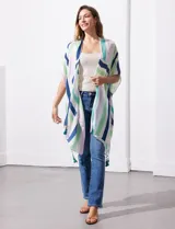 Kimono tejido con estampado a rayas verticales en tonos azul, verde y lila, con mangas amplias estilo japonés y terminación con borlas en el ruedo.