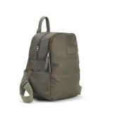 Mochila capitoneada color verde militar, confeccionada en nylon. Tiene apertura superior con cierre y tiradores metálicos, bolsillos internos, bolsillo frontal con cierre metálico, correa corta de mano y correas de galón regulables para colgar en la espalda.