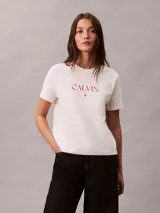 Remera Calvin Klein de manga corta y cuello redondo, color blanco, con diseño gráfico y logotipo impreso en el pecho.