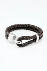 Pulsera de cuero trenzado color negro con cierre metálico plateado.