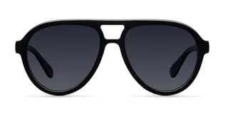 Lentes de sol estilo aviador con montura robusta de color negro y doble puente. Presentan lentes polarizadas oscuras con protección UV400.