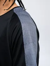 Remera deportiva Umbro de manga corta, color azul marino con detalles en azul claro en los hombros y laterales. Presenta cuello redondo y logo de la marca estampado en el pecho.