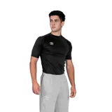 Remera deportiva azul marino de manga corta, corte ajustado y logo de Umbro estampado en el pecho.