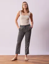 Pantalón negro con estampado geométrico blanco, de corte recto, con pretina ancha elastizada y lazo de ajuste.