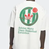 Remera de corte holgado color blanco con cuello redondo. Presenta un estampado gráfico circular en el pecho y en la espalda que combina el logo de Adidas con elementos de básquetbol en tonos verdes y rojos.
