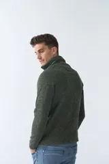 Campera negra tejida bondeada para hombre, con fit regular, logo estampado, cremallera entera y bolsillos con cierre.