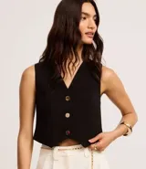 Chaleco slim color marrón, confeccionado en crepé, con escote en V y abotonado frontal.