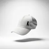 Gorra de visera curva en color blanco con diseño de rayas verticales finas en color oscuro y logotipo bordado en el panel frontal.