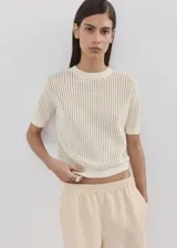 Chaleco de punto fino calado color beige, con cuello redondo y mangas cortas.
