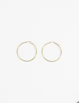 Aros tipo argolla grandes de acero quirúrgico hipoalergénico color plateado.