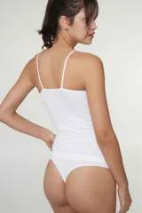 Body de microfibra negro con breteles finos y diseño sin costuras, confeccionado en tejido elástico que se adapta al cuerpo.