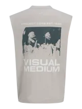 Musculosa color gris claro, de corte holgado, cuello redondo y sisas amplias. Estampado trasero con palmeras y texto "Visual Medium".