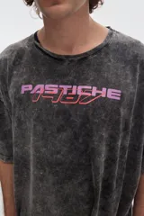Remera boxy de manga corta y cuello redondo, con efecto de lavado acid wash en tono gris y estampa frontal en tonos rosado y rojo.