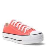 Championes Converse modelo Chuck Taylor Lift de corte bajo con plataforma. Presentan capellada de lona en color rojo, puntera de goma blanca, cordones blancos y suela de plataforma con líneas negras decorativas.