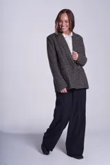 Blazer marrón a cuadros con corte relajado, botones delanteros y solapas clásicas.