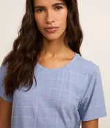 Remera de pijama de viscosa certificada, color celeste con estampado de cuadros grid.
