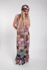Vestido largo sin mangas de tela calada con estampado estilo patchwork multicolor, cuello alto y volados en el ruedo.
