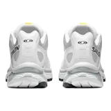 Championes Salomon XT-4 OG de diseño técnico y deportivo, color negro con detalles plateados y suela de gran tracción para trail running y uso urbano.