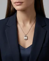 Collar de acero con cadena fina y dije rectangular con cristal transparente engastado.