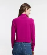 Blusa básica de punto marca Blue Steel, con cuello alto y manga larga. Confeccionada en tejido de punto recto con textura suave y cómoda.