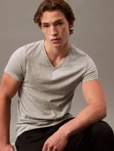 Pack de tres remeras Calvin Klein de algodón, con cuello en V y logo bordado en el dobladillo. Incluye una remera negra, una gris y una blanca.