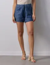 Short color beige de algodón y viscosa, marca Dash. Tiene pretina ancha elastizada con lazo de ajuste, bolsillos delanteros y bolsillos traseros simulados.