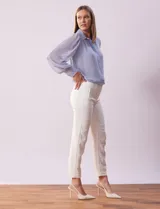 Pantalón de vestir corte recto, largo al tobillo, color blanco. Pretina con broche interno y cierre. Delantera con bolsillos.