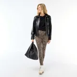 Legging de tiro alto con estampado animal print de leopardo, confeccionado en tejido elástico ajustado al cuerpo.