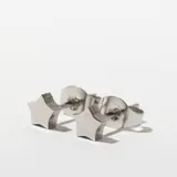 Par de aros plateados con forma de estrella.