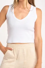 Musculosa celeste de algodón peinado con elastano, corte ajustado y cuello en V.