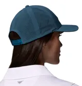 Gorra de béisbol Columbia, modelo Mountaincap II 3D, color azul, con paneles laterales y traseros de malla perforada por láser y parche hexagonal con el logo de la marca en el frente.