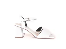 Sandalia de cuero vacuno blanco con taco bloque de 8 cm y suela sintética.