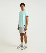 Remera deportiva de hombre en color rojo oscuro, con mangas cortas, cuello redondo y detalle de líneas negras en la manga. Confeccionada en poliéster con tecnología dry fit.