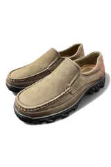 Mocasín de hombre estilo casual, color gris, confeccionado en material sintético con costuras blancas visibles y suela robusta de goma.
