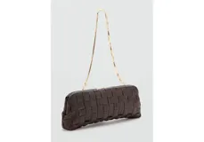 Bolso de mano tipo clutch con diseño trenzado, confeccionado en material sintético con acabado mate. Presenta una estructura rectangular y cierre superior.