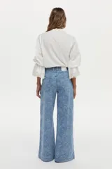 Jean wide leg de tiro alto en jacquard de algodón con diseño estampado en tono azul claro.
