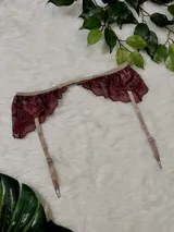 Portaligas de encaje elastizado color bordó con liguero ajustable color beige.