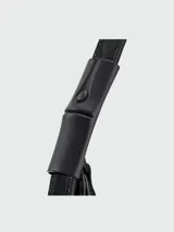 Cartera tipo hobo de Longchamp, modelo Le Roseau S, confeccionada en cuero charol negro con acabado brillante. Presenta una forma de media luna, cierre superior con cremallera y una correa ajustable para el hombro.