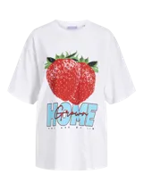 Remera de cuello redondo y mangas cortas, con calce holgado y confeccionada en algodón. Presenta una estampa frontal con diseño de frutillas y la frase 'Home Grown - You are my jam'.