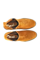 Bota corta de cuero color marrón con elásticos laterales negros, taco bajo y tirador trasero.
