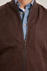 Campera bomber azul marino con cierre frontal y cuello, puños y cintura acanalados.